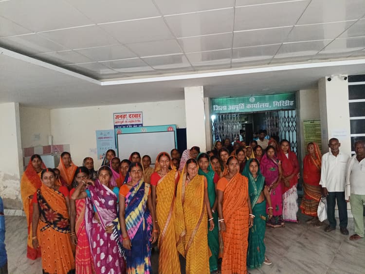 Giridih News :राशन दुकान बदलने से कार्डधारी परेशान