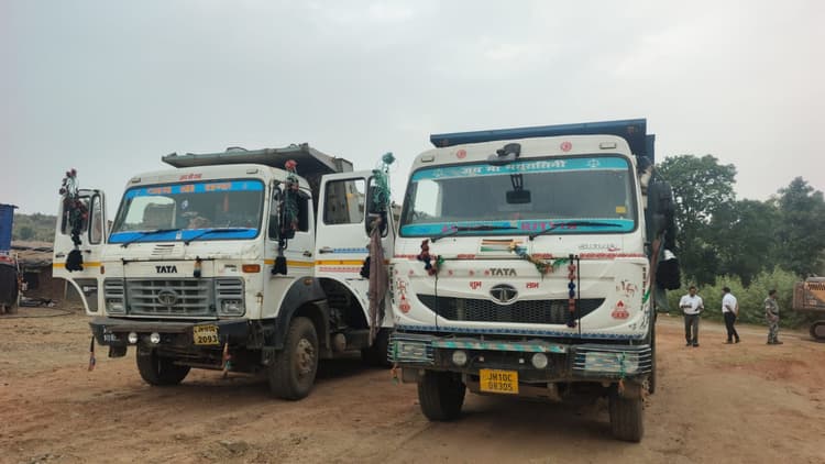Giridih News :पत्थर खदान में छापेमारी, हाइवा, पोकलेन व ड्रिल मशीन जब्त