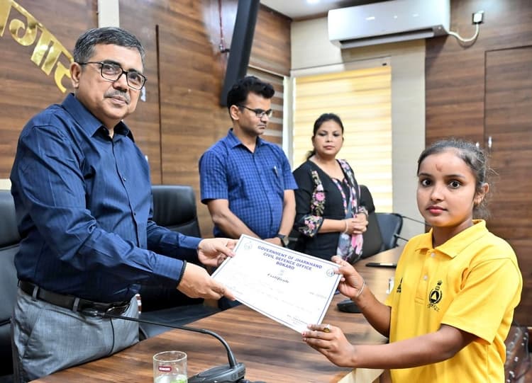 Bokaro News : सिविल डिफेंस प्रशिक्षण लेने वाले छात्र-छात्राएं सम्मानित