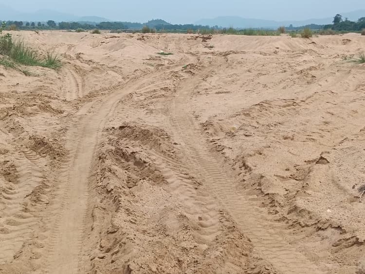 एनजीटी की रोक के बावजूद बालू उठाव जारी