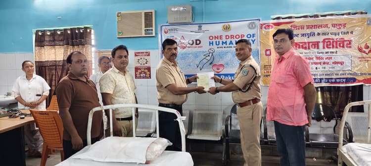 रक्तदान दिवस पर एसडीपीओ विजय कुमार ने किया रक्तदान