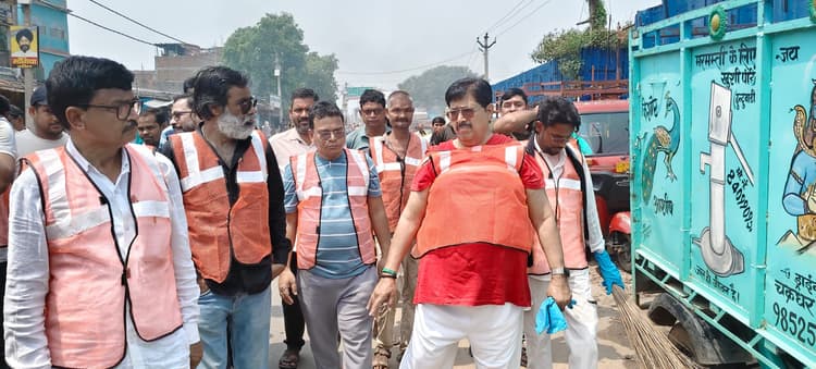स्वच्छता को लेकर सारठ चौक पर विधायक ने चलाया अभियान