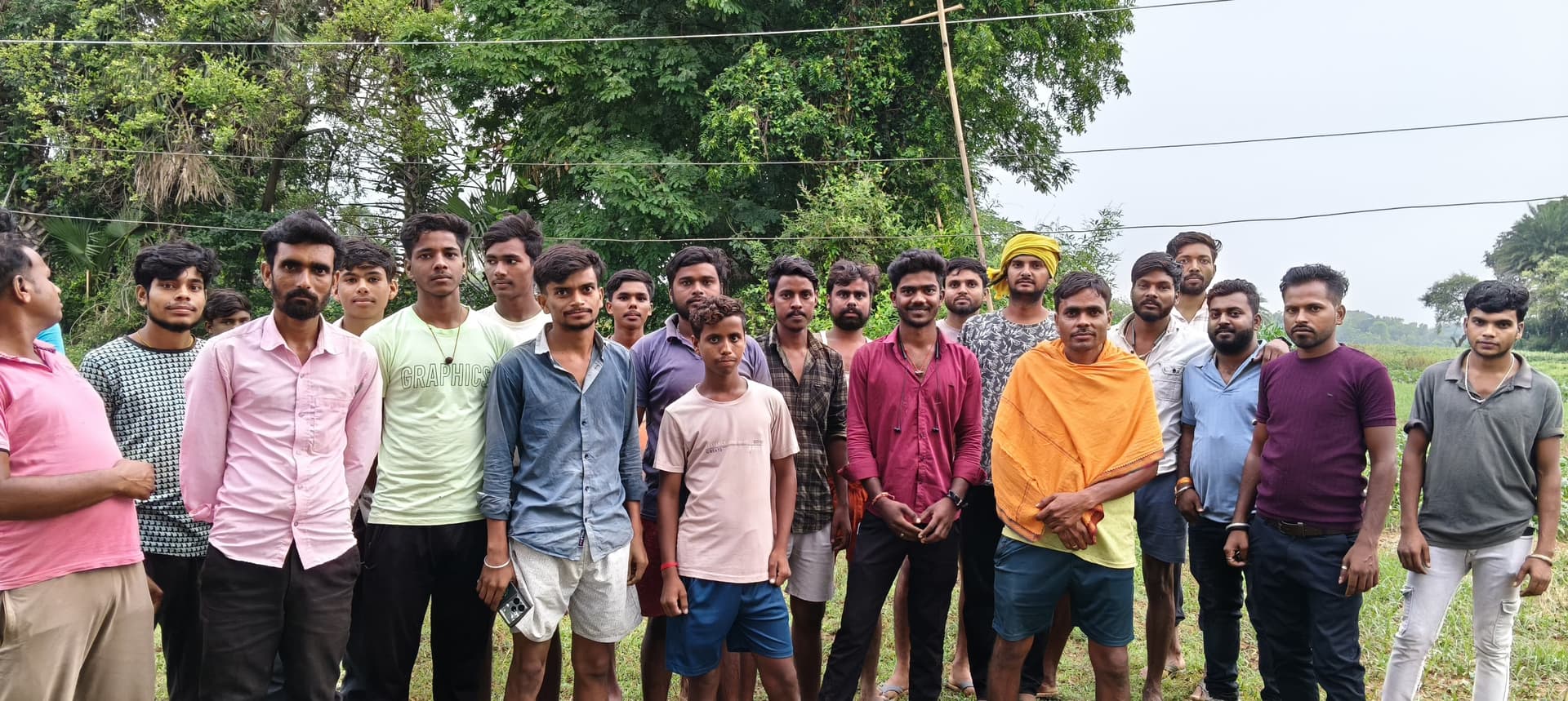 झुके बिजली तार को ठीक कराने की ग्रामीणों ने की मांग