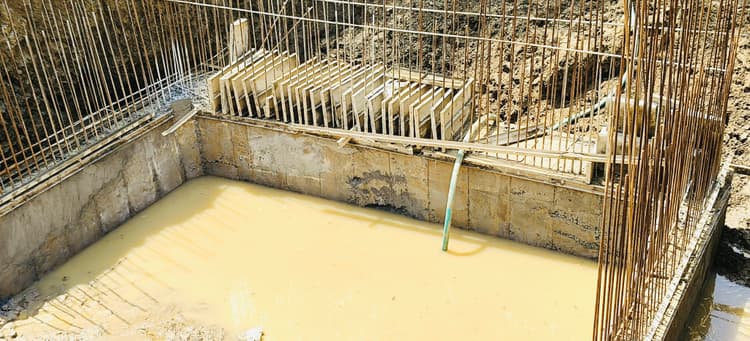 Giridih News :पहली बारिश में क्षतिग्रस्त हुआ खिरोध नाला पर बन रहा पुल, विरोध