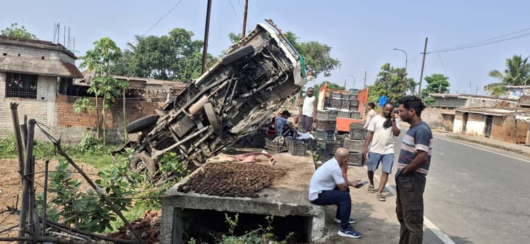 Giridih News :बेकाबू होकर पलटा आम लदा वाहन