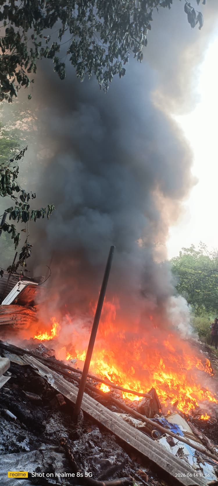 Dhanbad News: कबाड़ी गोदाम में लगी आग, युवाओं की तत्परता से टली तबाही