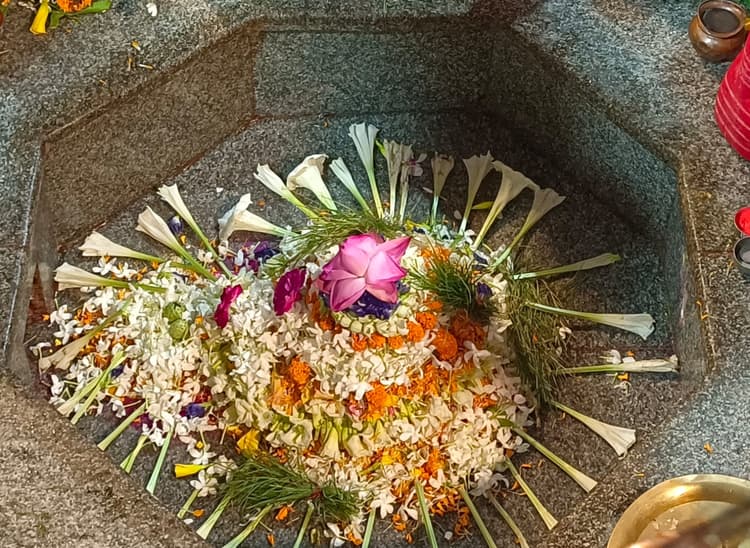 बाबा बूढ़ानाथ का गंगाजल व पंचामृत से अभिषेक, उमड़ी श्रद्धालुओं की भीड़