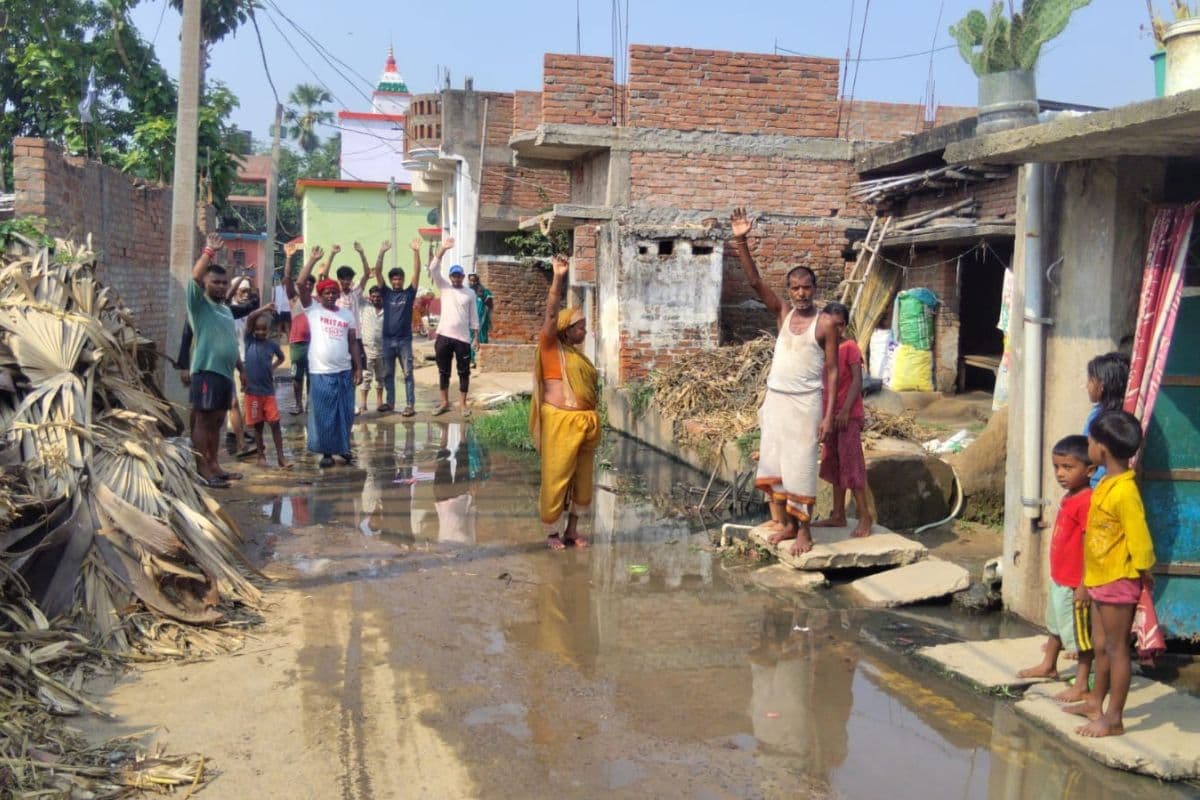 अमरपुर के कुल्हरिया महादलित टोला में घरों में घुसा पानी, लोगों ने जताया आक्रोश