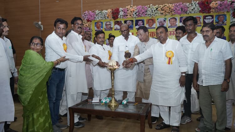 जिला राष्ट्रीय वैश्य महासभा के तत्वावधान में वैश्य अधिकार सम्मेलन सह सम्मान समारोह का आयोजन