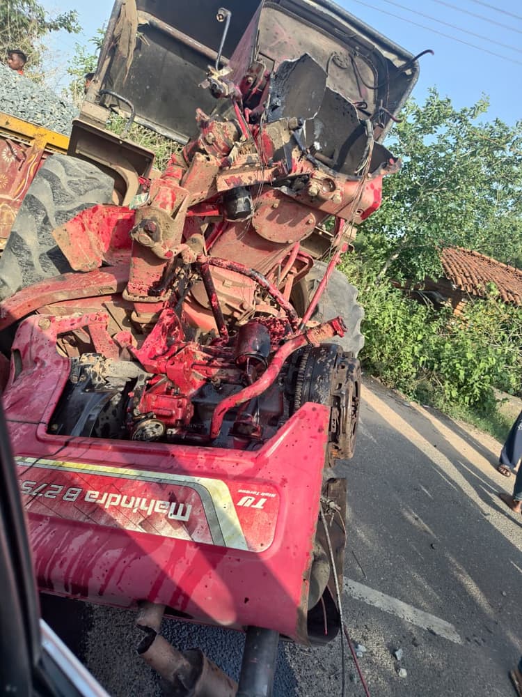 Giridih News :गिट्टी लदे ट्रैक्टर व कार में जोरदार टक्कर, एक घायल