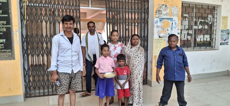 Giridih News :आंगनबाड़ी केंद्र के भोजन में मिला कीड़ा, शिकायत ले पहुंचे बच्चे को प्रखंड मुख्यालय में नहीं मिले अधिकारी