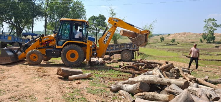 Giridih News :वन विभाग ने बरजोडीह में अवैध आरा मिल को ध्वस्त किया
