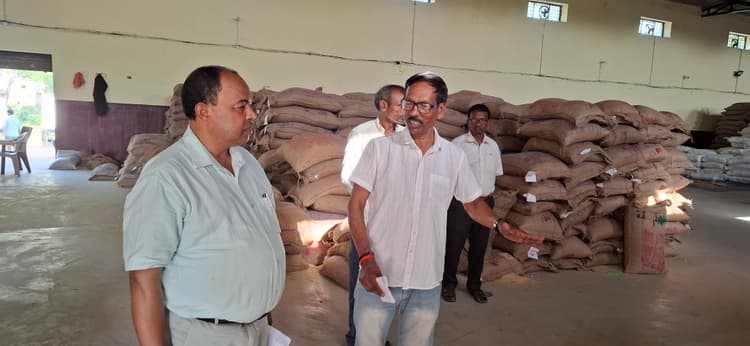 Giridih News :डीएसओ ने जेएसएफसी गोदाम किया निरीक्षण