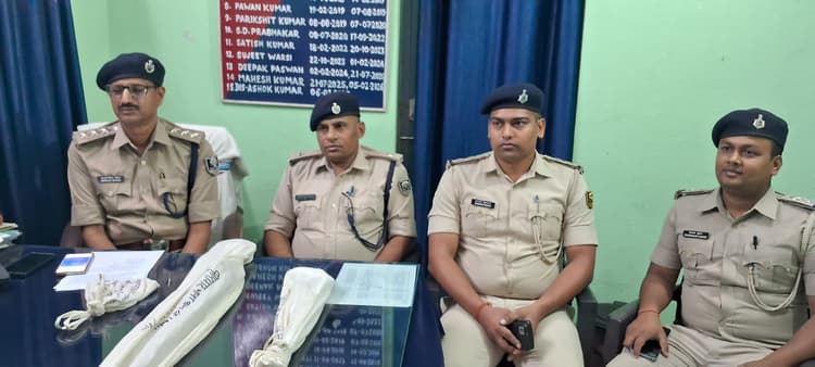 मिर्जापुर से राइफल व देशी हथियार बरामद, प्राथमिकी दर्ज, अपराधियों की तलाश तेज