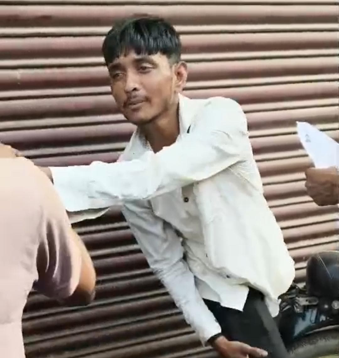 कार लगाने के विवाद के बाद पहुंची पुलिस पर फूटा स्थानीय लोगों का गुस्सा
