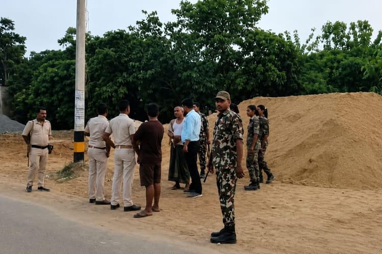 लखीसराय में बालू के अवैध भंडारण पर खनन विभाग की कार्रवाई
