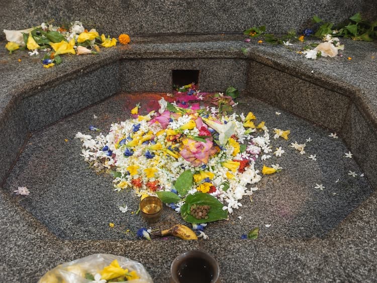 सरकारी पूजा के बाद खुला बाबा बूढ़ानाथ मंदिर का पट, शिवभक्तों ने किया जलाभिषेक