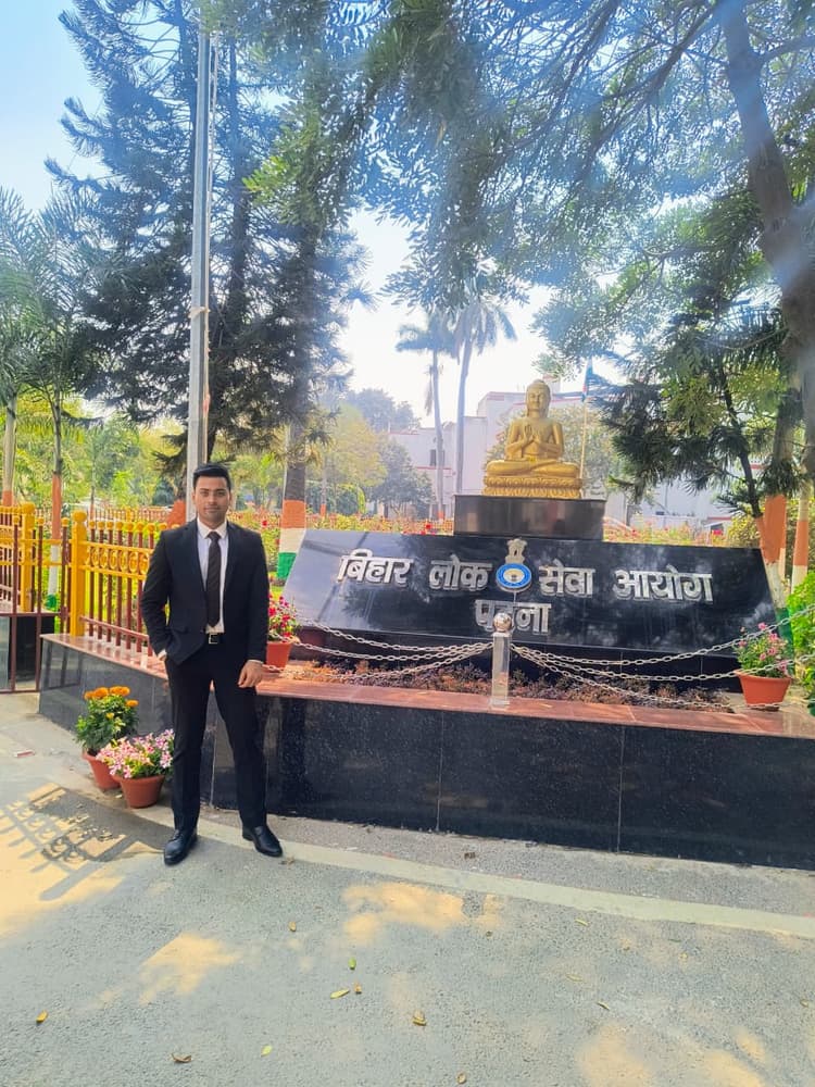 नवगछिया के तेतरी गांव के श्रेयस ने पहले ही प्रयास में मारी बाजी, बने पंचायती राज पदाधिकारी