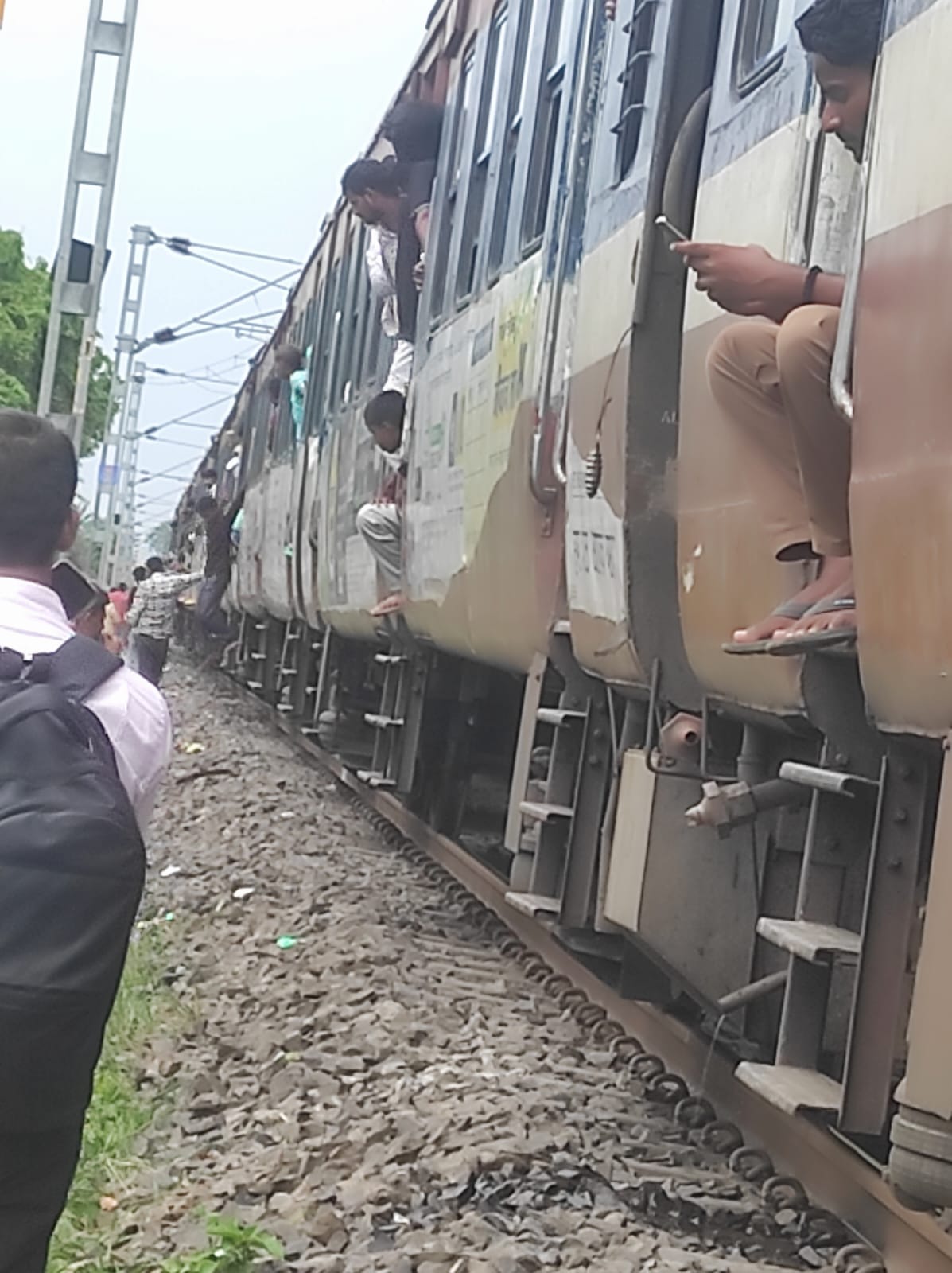 समस्तीपुर-खगड़िया रेलखंड पर इंजन फेल, तीन घंटे बीच ट्रैक पर फंसी सवारी ट्रेन