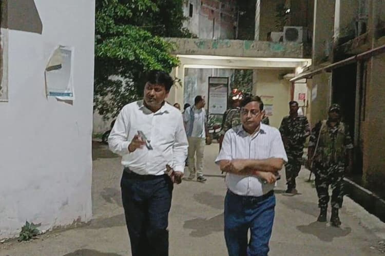 गढ़वा सदर अस्पताल में डीसी का औचक निरीक्षण, ड्यूटी से गायब मिली महिला डॉक्टर
