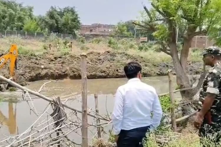 गढ़वा: नदी में कचरा फेंकने वालों की अब खैर नहीं, CCTV से होगी पहचान और कार्रवाई