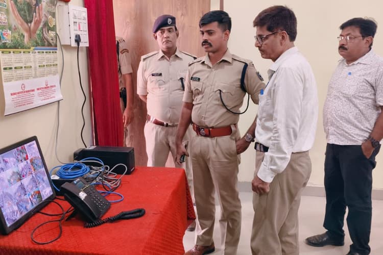गया में सिपाही भर्ती परीक्षा के दौरान बड़ी कार्रवाई, ब्लूटूथ से चोरी करते और दोस्त के बदले परीक्षा देते दो मुन्नाभाई गिरफ्तार