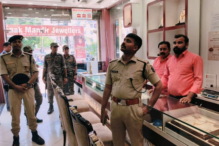 गयाजी में ज्वेलरी दुकानों की सुरक्षा जांचने निकले सिटी एसपी, CCTV और गश्ती बढ़ाने के निर्देश