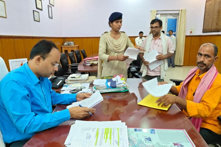 जनता दरबार में गूंजे 50 से ज्यादा मामले, गयाजी डीएम ने ऑन द स्पॉट समाधान के दिए निर्देश