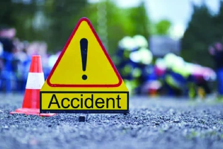 डुमरिया में तेज रफ्तार ट्रक ने टेम्पू को मारी टक्कर, चालक समेत दो की हालत गंभीर