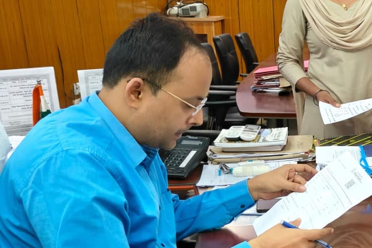 दाखिल-खारिज में लापरवाही पर गया डीएम की बड़ी कार्रवाई, मानपुर सीओ और राजस्व कर्मचारी पर जांच के आदेश