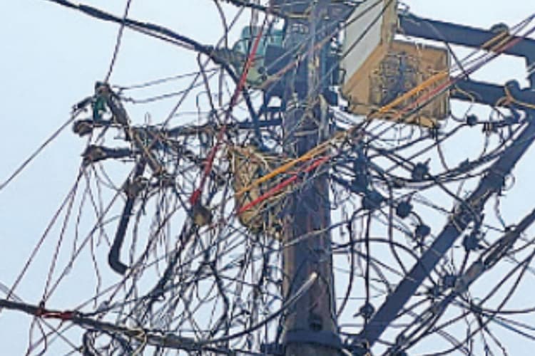 जहानाबाद में बिजली पोलों पर तारों का मकड़जाल बना खतरा, डीपी व्यवस्था हुई बेअसर