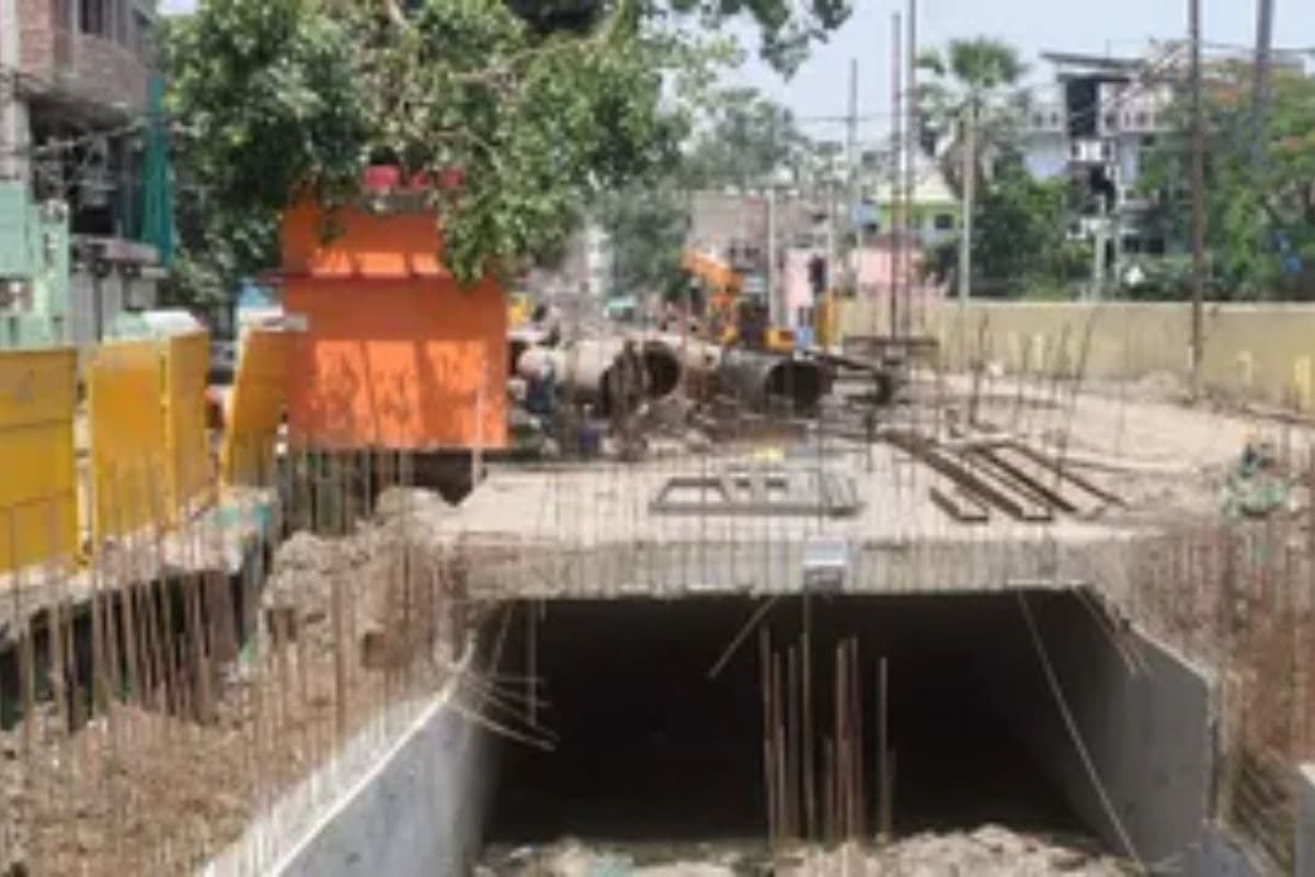 रोक के बावजूद पटना में खोदी जा रही सड़कें, मानसून के बीच हादसों को न्योता दे रहे खुले गड्ढे व छड़