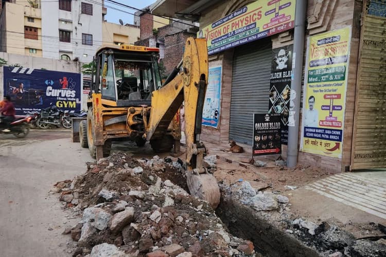 पटना के अटल पथ, राजीव नगर समेत 5 इलाकों में सड़क खोद कर छोड़ा, मानसून में बढ़ेगा हादसे का खतरा