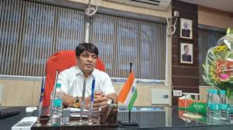 बंगाल सरकार को पसंद नहीं ममता बनर्जी की किताब, मंत्री ने पुस्तकालयों से हटाने को कहा