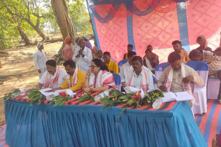 गुमला में वन रक्षा समिति की हुई बैठक, जल-जंगल और जमीन की सुरक्षा पर दिया गया जोर