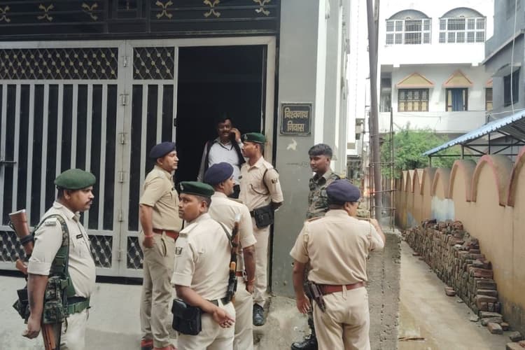 हाजीपुर में नगर परिषद के अकाउंटेंट के ठिकानों पर EOU का छापा, कई कागजात खंगाल रही टीम