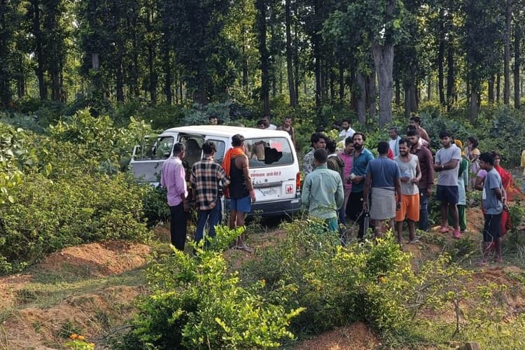 ड्राइवर की लापरवाही से स्कूल वैन सड़क से उतरकर जंगल में गिरी, तीन बच्चे घायल