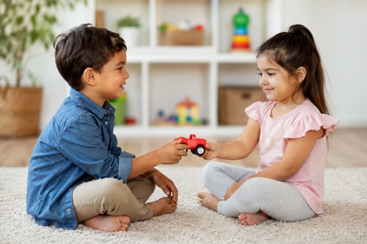 क्या आपका बच्चा भी अपनी चीजें किसी के साथ शेयर नहीं करता? ये 5 आसान तरीके बदल सकते हैं उसकी आदत