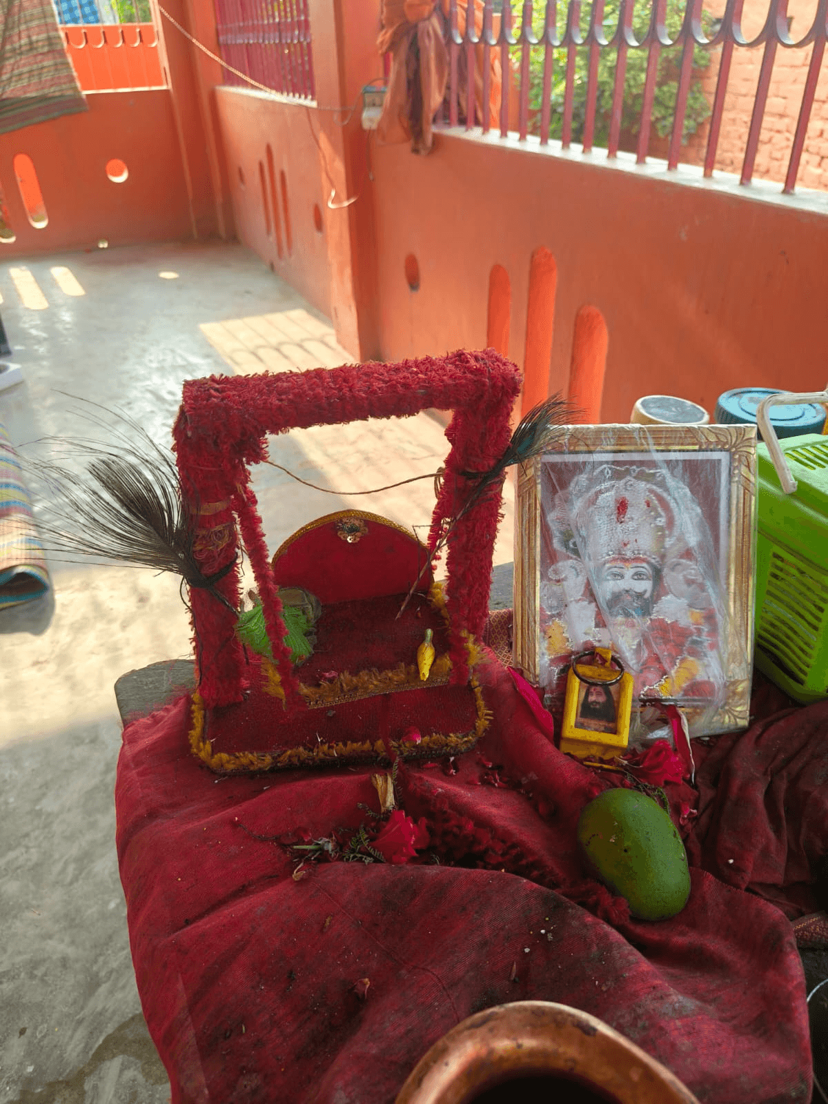 Motihari: मधुबन में मंदिर को चोरों ने बनाया निशाना, भगवान के आभूषण ले उड़े
