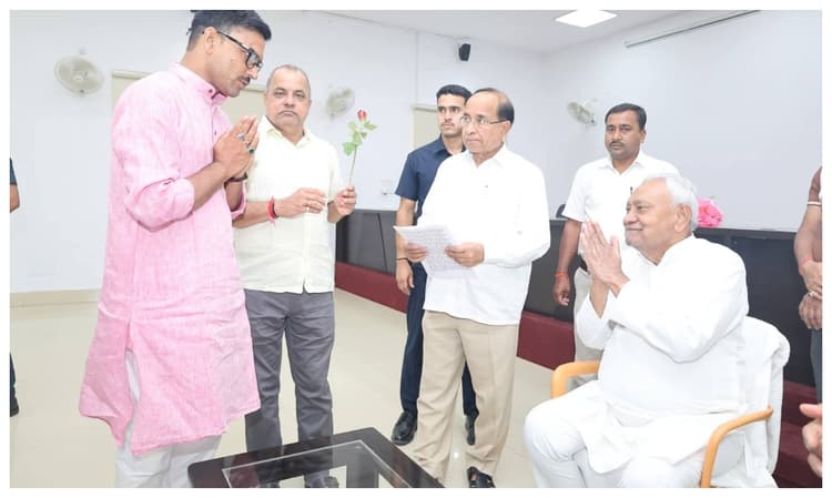 जदयू नेताओं ने पूर्व मुख्यमंत्री नीतीश कुमार से की शिष्टाचार मुलाकात, विकास और संगठन विस्तार पर हुई चर्चा