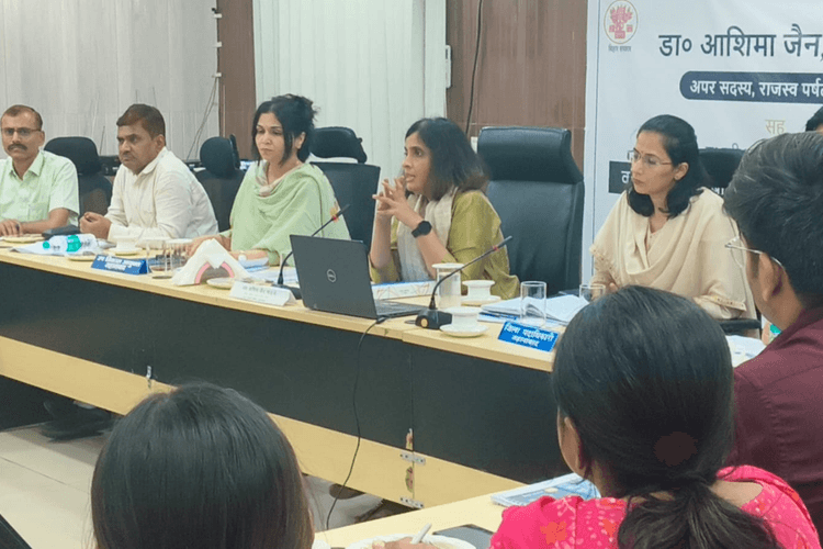 जहानाबाद में प्रभारी सचिव आशिमा जैन ने की मानसून पूर्व तैयारियों की समीक्षा, जारी हुए 24x7 हेल्पलाइन नंबर