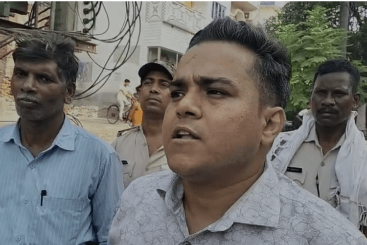 मखदुमपुर में अतिक्रमण पर चला प्रशासन का बुलडोजर, कई मकान ध्वस्त, प्रभावितों ने लगाया पक्षपात का आरोप