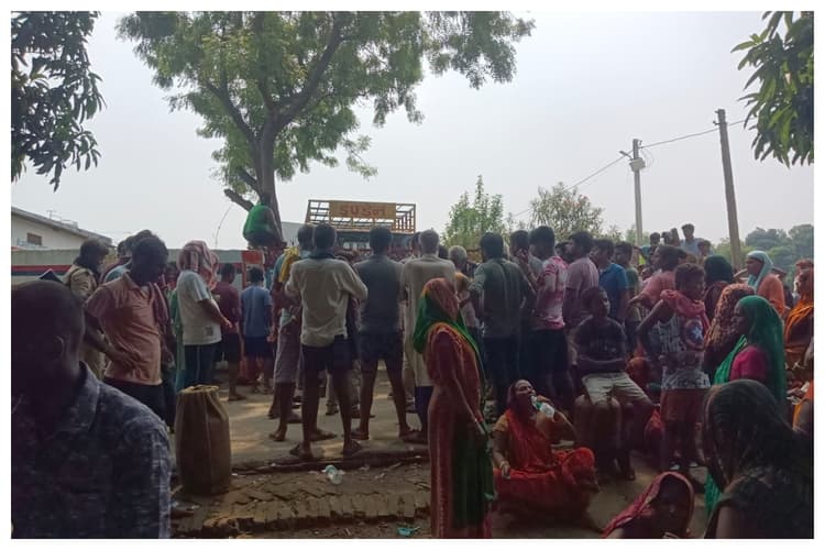 Madhubani: गैस सिलेंडर लेने उमड़ी भीड़, सिलेंडर वितरण के दौरान मची अफरा-तफरी, चार घायल
