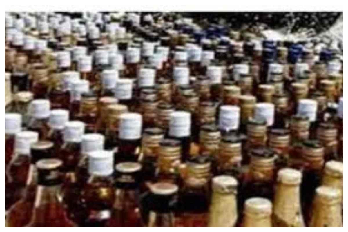 Jhanjharpur liquor Case: рд╢рд░рд╛рдм рд╕реЗ рднрд░реА рдкрд┐рдХрдЕрдк рдирджреА рдХрд┐рдирд╛рд░реЗ рдкрд▓рдЯреА, 3 рд╣рдЬрд╛рд░ рдмреЛрддрд▓ рдЬрдмреНрдд, рджреЛ рддрд╕реНрдХрд░ рдЧрд┐рд░рдлреНрддрд╛рд░