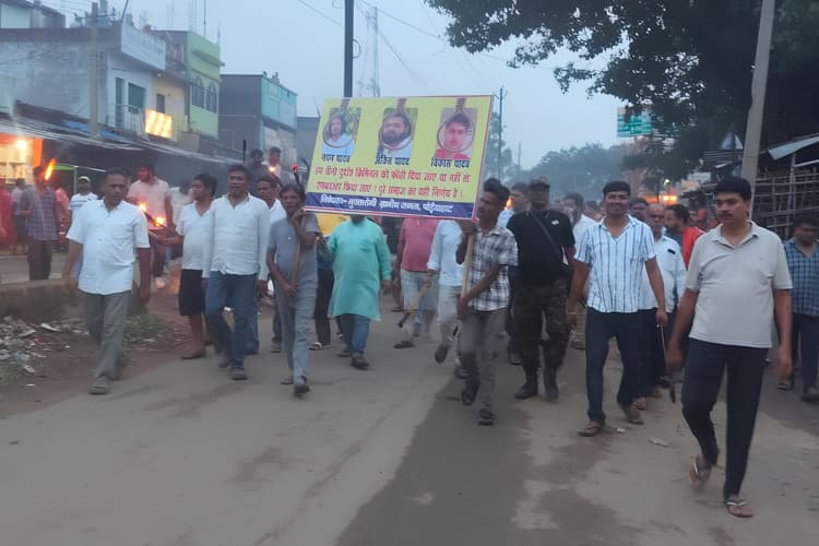 गोड्डा: पोड़ैयाहाट मुखिया पर फायरिंग के विरोध में प्रदर्शन, ग्रामीणों ने निकाला मशाल जुलूस
