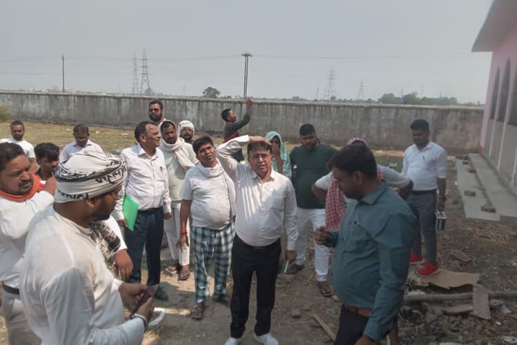 पटना से आई टीम ने की नवनिर्मित विद्यालय भवनों की जांच, छत तोड़कर दोबारा बनाने का निर्देश