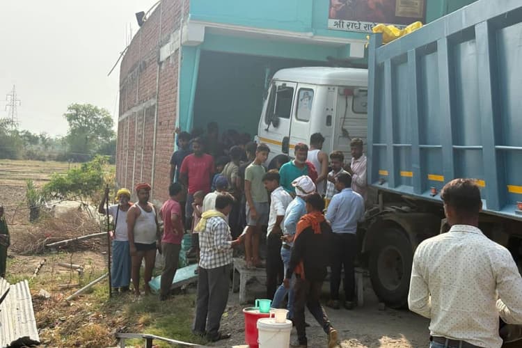 कैमूर में तेज रफ्तार ट्रेलर घर में घुसा, कई वाहन चकनाचूर, दो लोग घायल