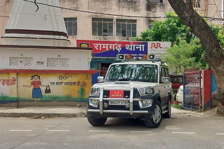 कैमूर: धर्मांतरण और दुष्कर्म मामले की जांच करने पहुंचे SP, फॉरेंसिक जांच के लिए पटना भेजा जाएगा मोबाइल