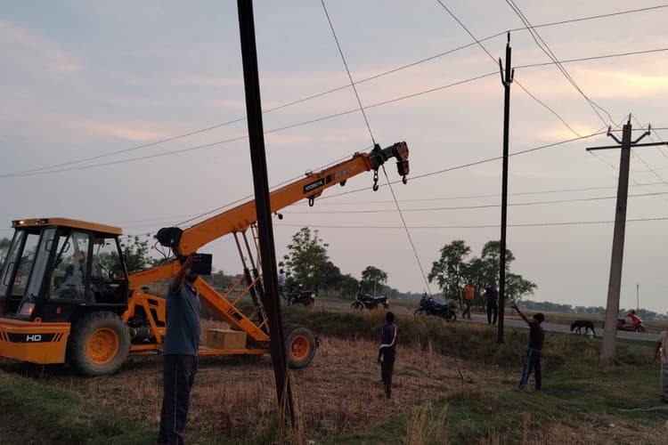 कैमूर में बड़ा हादसा टला, 11 हजार वोल्ट के तार पर गिरा हाईटेंशन लाइन, केबल लगाने की मांग