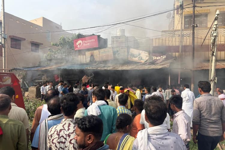 कैमूर के तीन दुकानों में लगी भीषण आग, लाखों का सामान जलकर राख